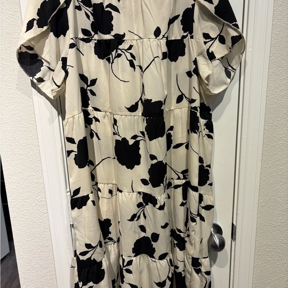 SHEIN Tops - SHEIN Black & Cream Floral Tiered Maxi Dress